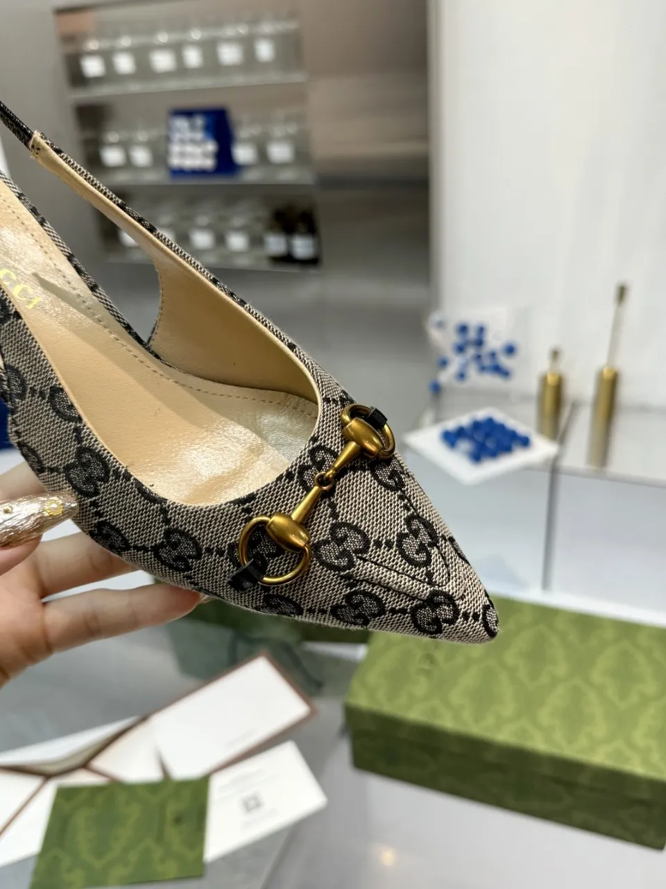 👟👟Ex-factory price 440👟👟 (genuine leather sole +40) Gucci Signoria pumps are named after the central square of Florence, recreating the classic and elegant style of the birthplace of the brand. Combining shiny patent leather with a pointed toe, these shoes are embellished with Gucci's signature chain, adding a stylish edge to your new season wardrobe. Upper: Made of first-layer imported patent cowhide/sheepskin lining. Outsole: rubber non-slip outsole/genuine leather outsole. Size: 35-42 (34/41 42 customized, non-refundable)